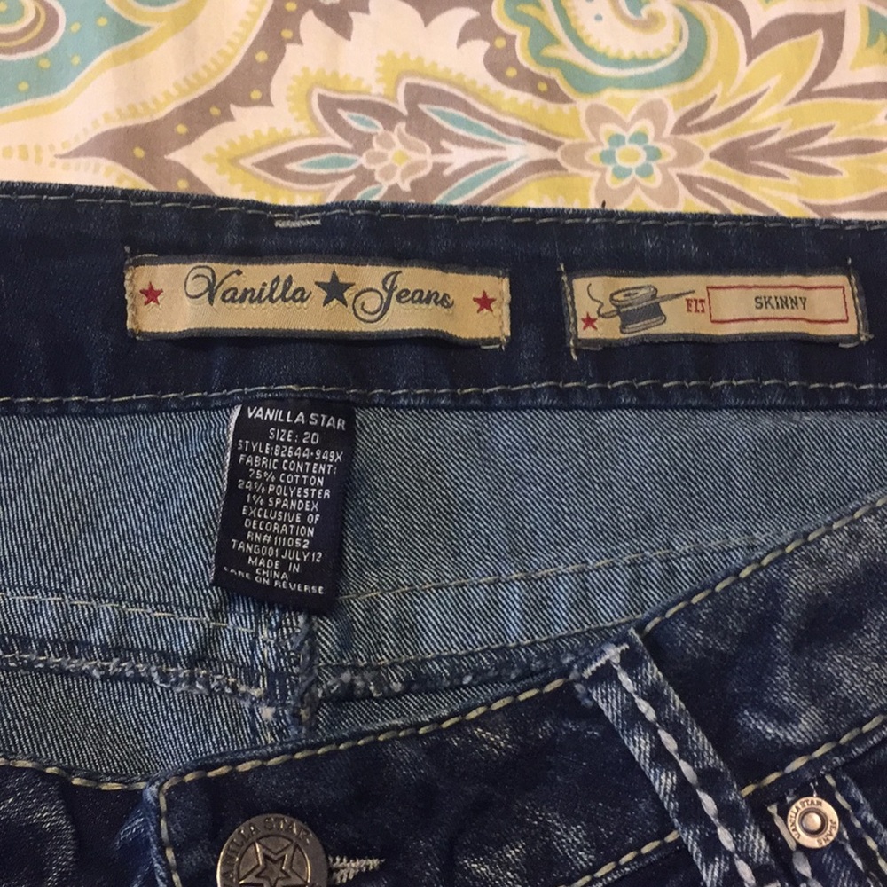 Plus size woman’s jeans - Picture 3 of 5